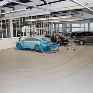 Fünf Vorbereitungsplätze im neuen Lackierzentrum sorgen für mehr Effektivität und Effizienz.