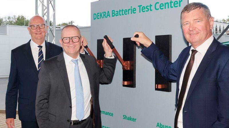 Zur Inbetriebnahme waren unter anderem Brandenburgs Ministerpräsident Dietmar Woidke (links), der Landrat des Landkreises Oberspreewald‑Lausitz, Siegurd Heinze (rechts), sowie Dekra‑Deutschland‑Chef Guido Kutschera (Mitte) vor Ort.(Bild:  Dekra/ Rasche Fotografie)