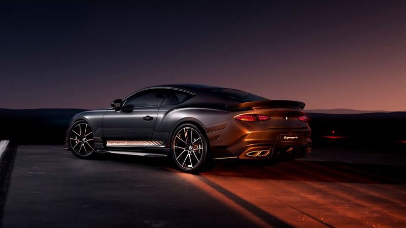 Der Aero-Feinschliff mit feststehendem Heckflügel soll für viel Abtrieb sorgen. (Bild: Bentley)