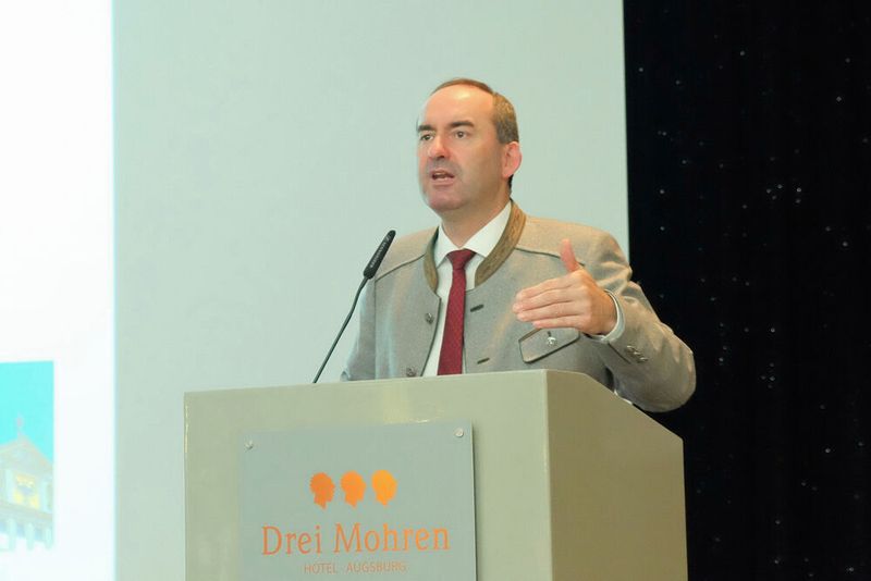 Bayerns Wirtschaftsminister Hubert Aiwanger erläuterte das Konzept der Staatsregierung, im Freistaat ein Netz aus Wasserstofftankstellen aufzubauen. (Zietz/»kfz-betrieb«)