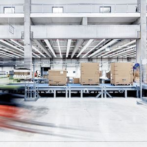 Bild 1: An die Produktion schließen Wareneingang und -ausgang, also Lagerbereiche, an. Um hier nicht zusätzlich heizen zu müssen, wird die Abwärme über Lüftungsgeräte in diese Bereiche geführt.