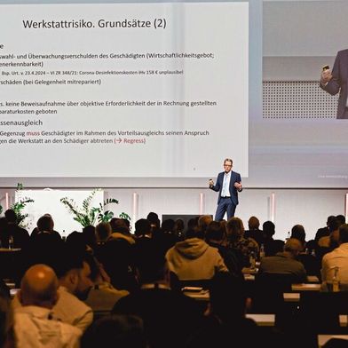 BGH-Richter Dr. Oliver Klein geht auf die rechtlichen Grundlagen zu Abtretung und Regress während des Kfz-Sachverständigen Forums ein. (Bild: Stefan Bausewein)