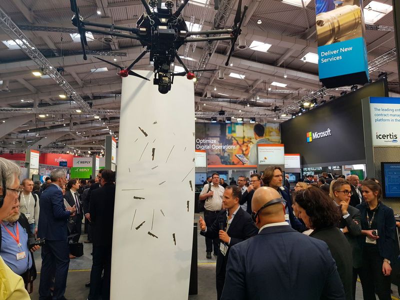 Microsoft  Microsoft und die BMW Group kündigten auf der Hannover Messe eine neue Initiative für die Fertigungsindustrie an: eine Open Manufacturing Platform (OMP) soll schnellere und kostengünstigere Innovationen in der Fertigungsindustrie ermöglichen und die Entwicklung von Smart-Factory-Lösungen vorantreiben. Mehr Informationen unter www.microsoft.de  (Bild: Vogel Communications Group)