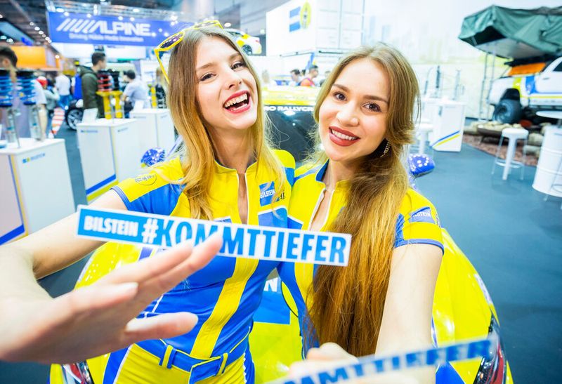 Immer unterwegs waren die Hostessen der Aussteller, hier unverkennbar am blau-gelben Dress zwei Mitarbeiterinnen von Bilstein. (Messe Essen)