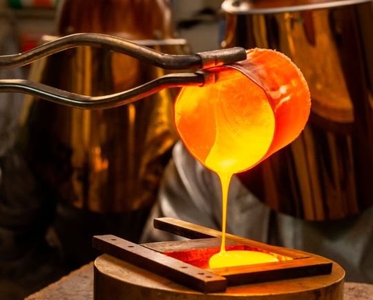 Forscher aus Jena verfolgen den Weg, neuartige Gläser mit gewünschten Eigenschaften, aus dem „unendlichen Universum“ der möglichen Elementkombinationen, gezielter zu finden. Dabei hilft einmal mehr der Computer, aber auch altehrwürdiges Wissen von Otto Schott.(Bild:  Uni Jena / J. Meyer)