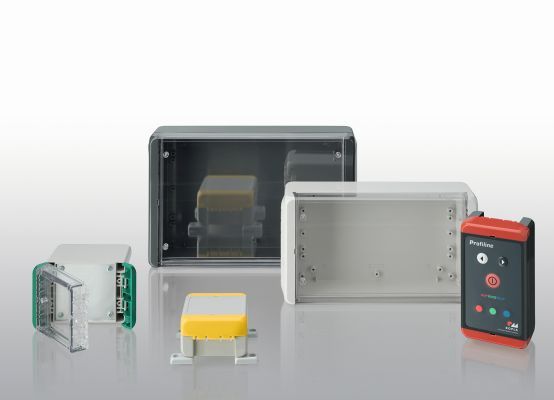 Bild 3: Für den Einsatz unter Standardbedingungen empfiehlt sich die Kunststoffversion der Bocube-Baureihe. Sie ist in zwei verschiedenen, schwer entflammbaren Materialien, 21 Grundgrößen sowie zwei Deckel- und Farbvarianten erhältlich. (Bild: Bopla)