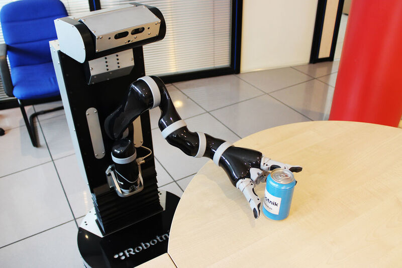 Ab 21. Juni in München zu sehen: Der RB-1 ist ein autonomer und konfigurierbarer Roboter für fernbedienbare altersgerechte Assistenzsysteme. Der 6-DOF-Roboterarm des RB-1 ermöglicht die Aufnahme eines Zwei- oder-Dreifingergreifers, mit dem Anwender sicher in ihrer Umgebung agieren können. (Robotnik)