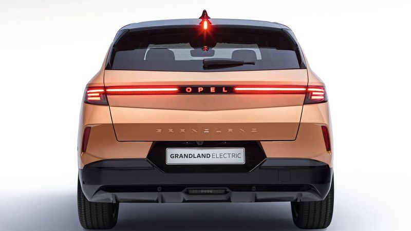 Der Wortmarke am Heck des neuen Grandland ist beleuchtet.(Bild:  Opel)