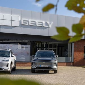 Das Geely-Markenlogo prangt gut sichtbar am Fassadenband.(Bild:  www.weigl.biz)