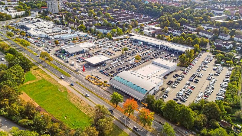 Der Hauptsitz der Autohausgruppe Wolfsburg Hotz und Heitmann auf der Wolfsburger Automeile. Mit angepassten Strukturen, einer schlankeren Systemlandschaft, zusätzlichen Marken und einem breiten Mobilitätsangebot hat das Handelsunternehmen zahlreiche Weichen neu gestellt. (Bild: Autohaus Wolfsburg Hotz und Heitmann)