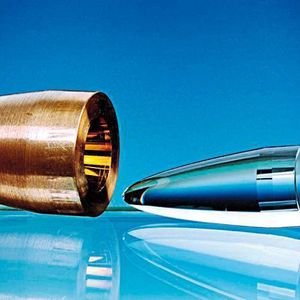Ein konkav-parabolischer Lichtsammler aus Kupfer mit vergoldeter parabolischer Fläche (links) hat eine Oberflächenrauheit von 10 nm; der ultrapräzisionsgedrehte Kern aus PMMA (rechts) wurde mit einer hauchdünnen Silberschicht elektrisch leitend gemacht. Bild: PTB