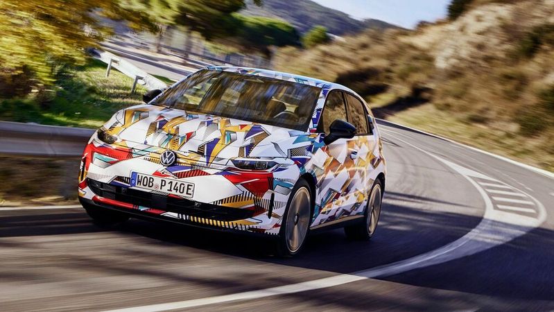 Der VW ID Polo ist vorerst noch mit Tarnfolie unterwegs.(Bild:  Volkswagen)