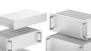Beide Ausführungen der Einschubgehäuse (VES und VESA) werden in der Oberfläche ME (naturfarben eloxiert), sechs Höheneinheiten und vier unterschiedlichen Tiefen angeboten. (Bild: Fischer Elektronik)