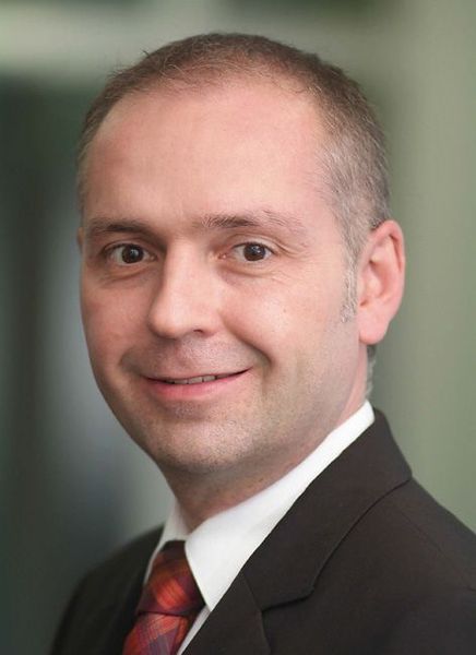 Martin Hipp, Finanzvorstand der Manz Automation AG: „Wir erwarten bereits ab 2011 deutliche Umsatzzuwächse aus dieser Kooperation. Aufgrund des enormen Umsatzpotenzials aus dem Verkauf einer CIGS-Produktionslinie können wir mit der erfolgreichen Umsetzung unseres Geschäftsmodells in den nächsten Jahren in vollkommen neue Dimensionen bei Umsatz und Ertrag vordringen.“ Bild: Manz Automation (Archiv: Vogel Business Media)