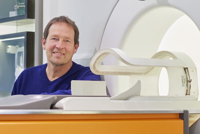 Dr. Markus Vester (60) – die Entstehung der Magnetresonanztomografie war für Vester von Siemens Healthineers in Erlangen eine aufregende Pionierzeit. Seine Leidenschaft für das Erfinden hat sich der Spezialist für Hochfrequenztechnik bis heute bewahrt. Die meisten seiner 370 Patente beziehen sich auf die Sende- und Empfangseinheiten im MR-Gerät. Hochauflösende Bilder in möglichst kurzen Scan-Zeiten – das trug Vester mit seinen Forschungen bei. Neue Technologien ökonomisch sinnvoll zu integrieren gehört ebenfalls zu seinen Forschungsaufgaben. Dafür wurde er als Erfinder des Jahres in der Kategorie „Lebenswerk“ ausgezeichnet. (Siemens)