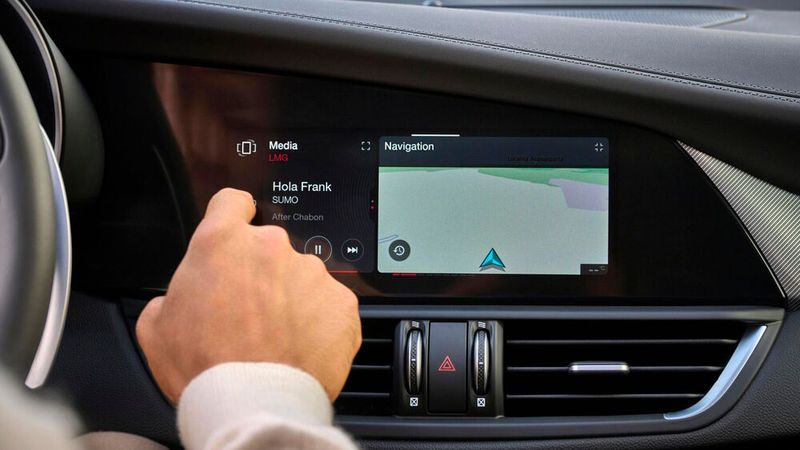 Der 8,8-Zoll-Bildschirm wirkt in einer Premium-Limousine etwas mickrig. (Bild: Alfa Romeo/Stellantis)