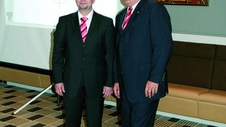 Techno-Geschäftsführer Alexander Götzenberger (re.) und Prof. Stefan Reindl, Ifa (Foto: Techno)