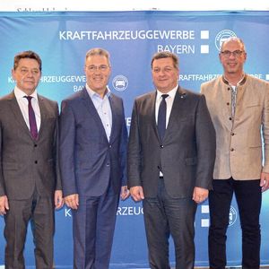Verbandsvertreter und Politik im Austausch: (v. l.) Hans Bader (Obermeister Kfz-Innung München-Oberbayern), Alois Huber (Obermeister Kfz-Innung Schwaben), Rudolf Angerer (Obermeister Kfz-Innung Oberpfalz/Kreis Kelheim), Staatsminister Christian Bernreiter, Andreas Tröger (Obermeister Kfz-Innung Oberfranken) sowie Günter Friedl (Vizepräsident und Fachverbandsvorsitzender Tankstellengewerbe Bayern).(Bild:  Kraftfahrzeuggewerbe Bayern)