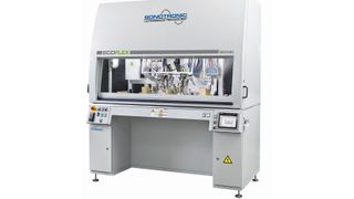 Wer großformatige Kunststoffteile fügen will, der sollte sich, wie es heißt, bei Sonotronic umsehen. Der Hersteller von Ultraschall-Schweißanlagen und Sondermaschinen hat zum Beispiel diese standardisierte Sondermaschine für das Ultraschall-Schweißen namens Ecoflex im Portfolio. (Sonostronic)