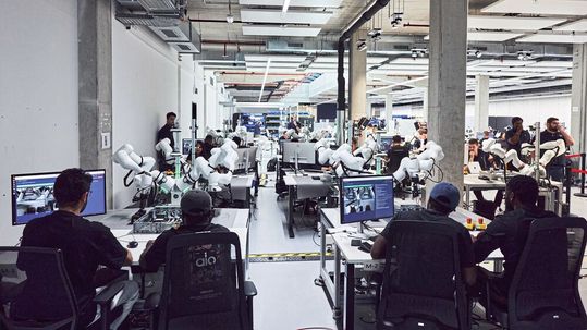 In der Robots Academy von Agile Robots: 50 bis 60 Arbeiterinnen und Arbeiter generieren in zwei Schichten Daten für die physische KI.(Bild:  Agile Robots)