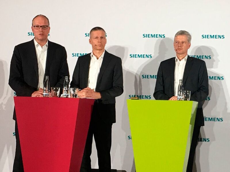 Gleich drei Siemens Division CEOs präsentieren den Siemens-Auftritt auf der Hannover Messe 2018. V.l.n.r : Jürgen Brandes, CEO Process Industries and Drives, Jan Mrosik, CEO Digital Factory sowie Ralf Christian, CEO der Division Energy Management.  (Kielburger/ PROCESS)