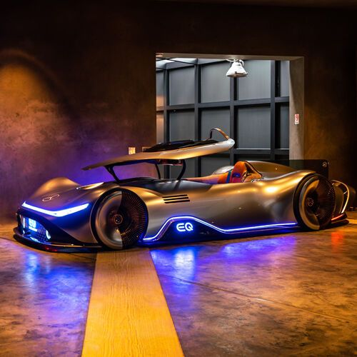 Im kalifornischen Pebble Beach hat Mercedes das Showcar Vision EQ Silver Arrow präsentiert.(Bild:  Daimler)