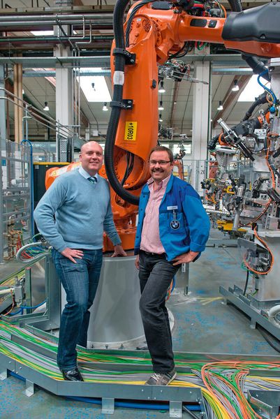 Volker Elbe, Robotec Systems (l.), und Manfred Scheuerer, BMW (r.): Die größte Herausforderung bei diesem Projekt hat Robotec Systems mit der Erstellung der Lastdaten gemeistert. (Bild: BMW)
