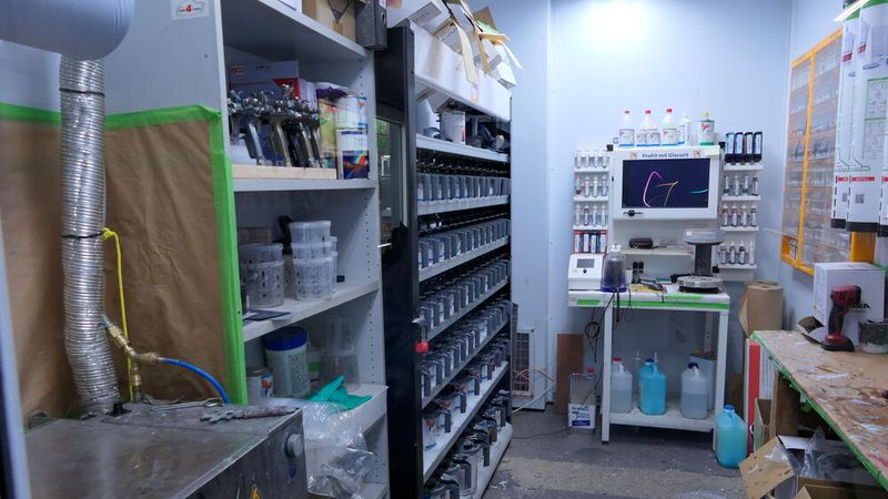 Der betriebseigene Lackmischraum. (Bild: Wenz - VCG)