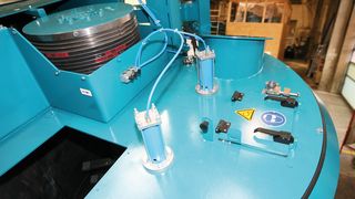 Klopfer bringen das Schüttgut in Bewegung. (Bild: Singold)