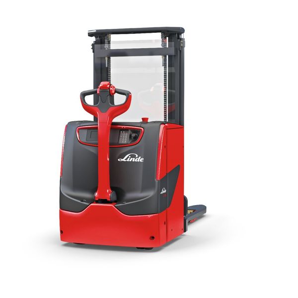 Die mittig angebrachte, lange, tief angelenkte Deichsel des L16 sorgt für einen großen Sicherheitsabstand zwischen Bediener und Fahrzeug. (Bild: Linde-MH)