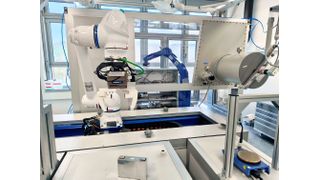 Europa ist bei Batterierohstoffen von Asien abhängig. Gleichzeitig steigt der Bedarf an Batterien für die Energiewende. Einen Ausweg aus dem Dilemma weist das direkte Recycling von LFP-Batterien, wie es am ISC in Würzburg entwickelt wurde. Hier eine Demontageeinheit bei der Arbeit ... (Bild: Fraunhofer ISC)