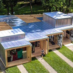 Mercedes hat für drei Monate einen Pavillion in Warschau aufgebaut.