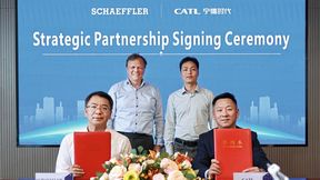 Vorne (v. l. n. r.): Dr. Xiangbin Chen, President E-Mobility Schaeffler Greater China, und Oscar Luo, Executive President und Head of Global Business Development bei CATL; 
hinten (v. l. n. r.): Thomas Stierle, Vorstand E-Mobility der Schaeffler AG, und Dr. Bruce Li, Executive President Quality Systems bei CATL. (Bild: CATL)