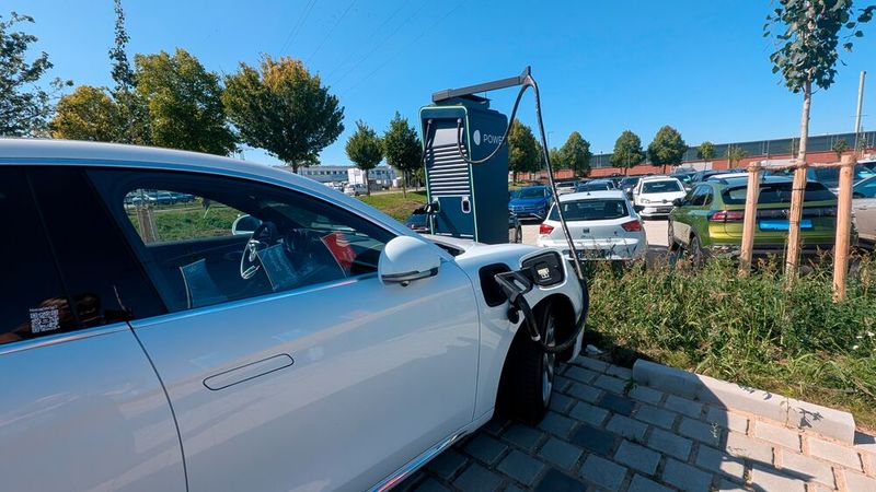 6. Das Laden und die Reichweite: Im GWM Ora 07 ist eine 86-kWh-Batterie verbaut. Die WLTP-Reichweite von 520 Kilometern konnte bei den Testfahrten nicht erreicht werden, 450 Kilometer sind aber bei einer defensiven Fahrweise durchaus realistisch, genauso wie der im WLTP-Zyklus gemessene Energieverbrauch von 17,5 kWh. Ein Wermutstropfen ist, dass der GWM Ora 07 maximal 88 kW an Schnellladesäulen lädt. Man braucht also Geduld: Um das Auto von 10 auf 80 Prozent zu laden, muss man 43 Minuten einplanen. Die maximale Ladeleistung an AC-Säulen beträgt 11 kW.  (Bild: Mauritz – VCG)