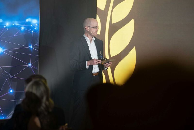 Zur feierlichen Überreichung der Dev-Insider Readers’ Choice Awards mit auf der Bühne: Chefredakteur Stephan Augsten. (Bild: Manuel Emme Fotografie)