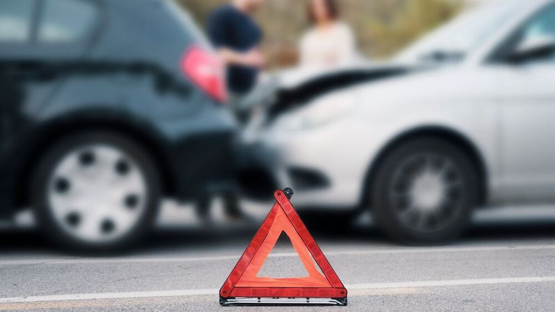 Verkehrsunfall – was nun? Versicherer bieten an, sich komplett um die Abwicklung zu kümmern. Diese Offerte darf nicht gänzlich ignoriert werden. Verkehrsunfall – was nun? Versicherer bieten an, sich komplett um die Abwicklung zu kümmern. Diese Offerte darf nicht gänzlich ignoriert werden.