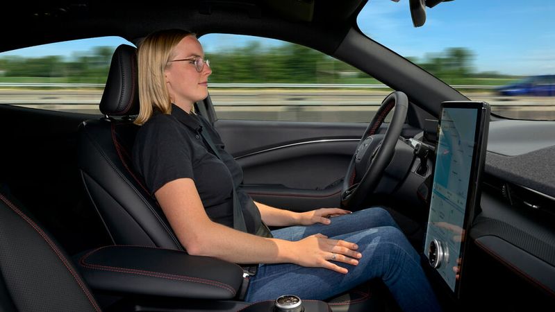 Die „Blue Cruise“-Technologie ermöglicht das autonome Fahren nach Level 2 plus.(Bild:  Autoren-Union Mobilität/Ford)