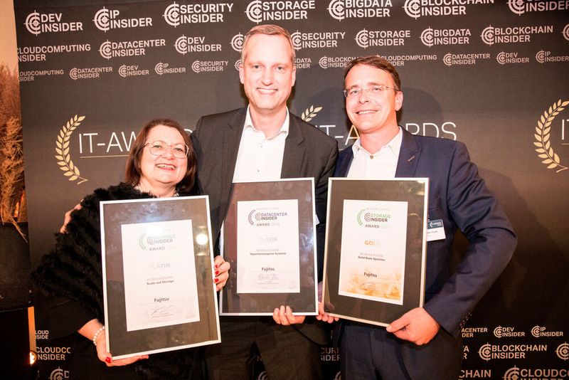 Ein wirklich erfolgreicher Abend:Fujitsu gewinnt Doppel-Platin und Doppel-Gold. Darüber freuen sich Angela Tassinger, Andreas Schnedler und Alexander Tlusti (v. l. n. r.). Gold-Gewinner Uwe Scheuber in der Kategorie Managed Cloud ist bereits auf dem Heimweg. (artful rooms / VIT)