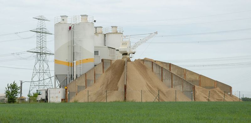 Platz 3: Heidelberg Cement mit einem Gehaltsgefälle von 73 (Das Bild zeigt ein Betonwerk in Lindenberg im Landkreis Barnim) (Von Jochen Teufel - Eigenes Werk, CC BY-SA 3.0, https://commons.wikimedia.org/w/index.php?curid=6809020)
