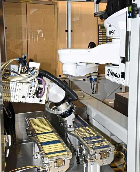 Ist das Magazin komplett mit Schneidmessern bestückt, holt es der sechsachsige TX90L ab...	 (Stäubli)