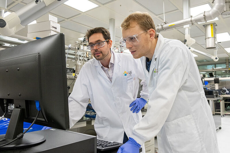 Jan Kosco (front) and Calvyn Howells review the results of the team's nanoparticle blend.  (Kaust)