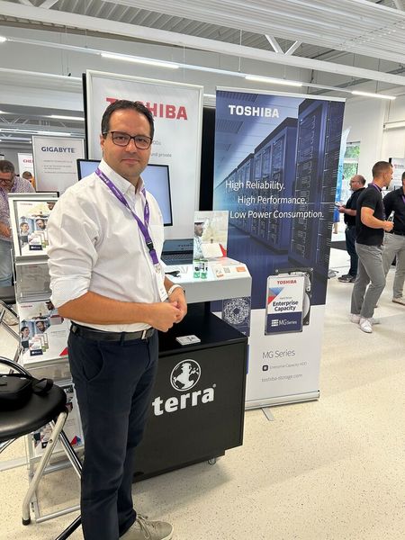 Herr Milutin Savic (Toshiba) behält auch bei wieder hohen Temperaturen in der Halle einen kühlen Kopf. (Bild: Vogel IT-Medien)