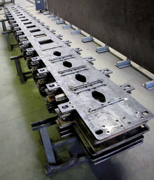 Rippenplatten für Weichen sind rund 11 000 mm lang, bis zu  1200 mm breit und 30 mm dick. Beim Zuschnitt sind die Zeichnungsmasse mit einer Genauigkeit von ± 0,5 mm einzuhalten. (Vollrath) (Archiv: Vogel Business Media)