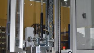 Das konfigurierbare Steuerungssystem PNOZmulti 2 von Pilz steuert die Hubbewegungen der Werkzeugmaschine SAR Gröpler. (Bild: Pilz)