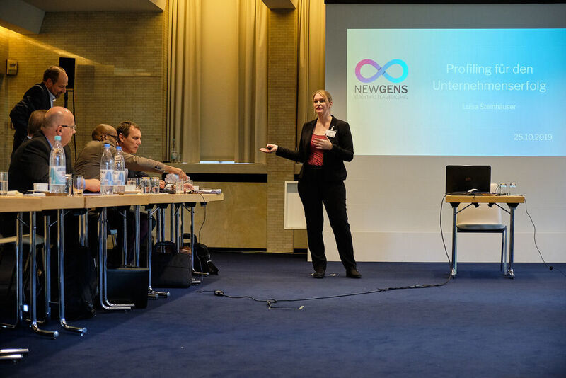Luisa Steinhäuser, Mitbegründerin von Newgens, stellt das Konzept des Scientific Teambuilding vor. (Comteam)