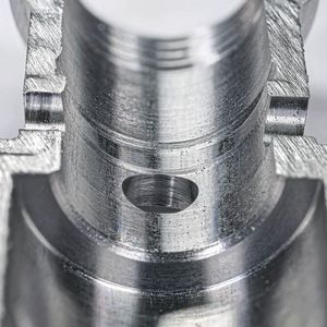 The bore exit seen in the close-up on the inside of the workpiece was created after about 4000 drillings with the "Exburrdrill." No visible burr is detectable.(Image: Kempf)