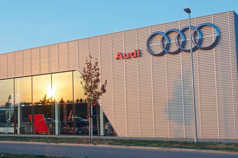 Für die schwäbische Autohausgruppe neigt sich ein ereignisreiches, vom Bau des neuen Audi Terminals in Kirchhheim und vom Politikgeschehen geprägtes Jahr dem Ende zu. Bei allen politischen Aufs und Abs erwies sich die wertebasierte Unternehmenskultur einmal mehr als zukunftsweisende Konstante.  (Ramsperger)
