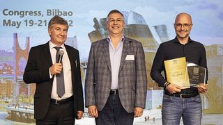 Von links nach rechts: Eurosac-Präsident Olivier Tassel und Jurypräsident Herbert Rode gratulieren dem Gewinner des goldenen Eurosac Grand Prix Award dy-pack, vertreten durch Peter Perrone.  (Bild: Eurosac)