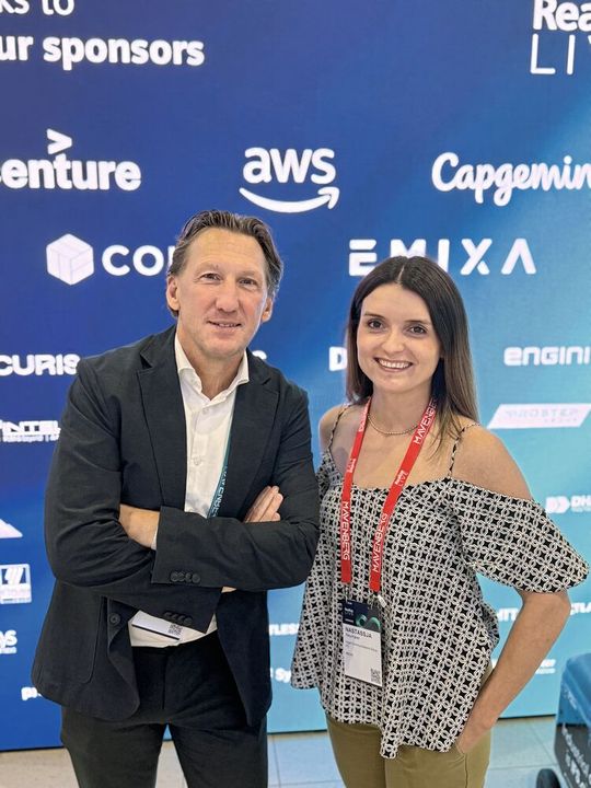 An der «Realize Live» in Amsterdam sprach Klaus Löckel, CEO DACH bei Siemens Digital Industries Software, mit Nastassja Neumaier, stv. SMM-Chefredaktorin. Er erlebe Schweizer Maschinenbauer bei Digitalisierungsthemen eher progressiv als zögerlich.(Bild:  Nastassja Neumaier)