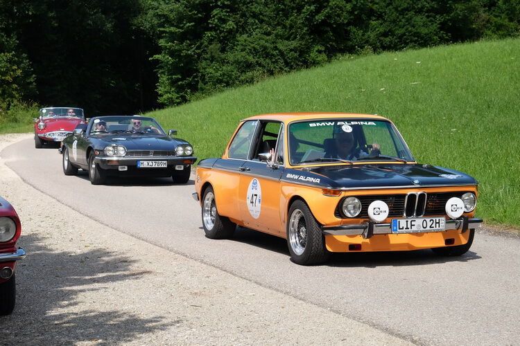 Der BMW 2002, Baujahr 1971, mit Karola Kühnet und Manfred George vorneweg. (Holger Zietz)